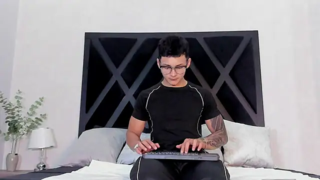 Snapshot of Alan_Salazar chatting on May 2026 06:03:02 PM Alan Salazar online show from May 2026 06:03:02 PM