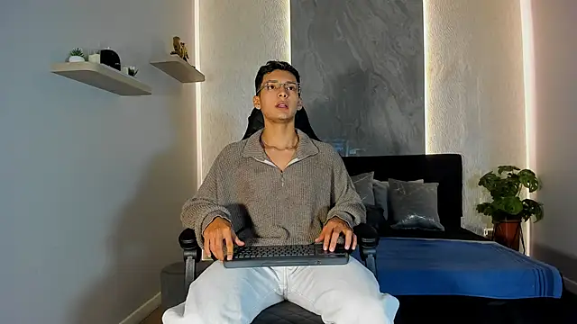 Snapshot of Alan_Salazar chatting on May 2026 02:22:02 PM Alan Salazar online show from May 2026 02:22:02 PM