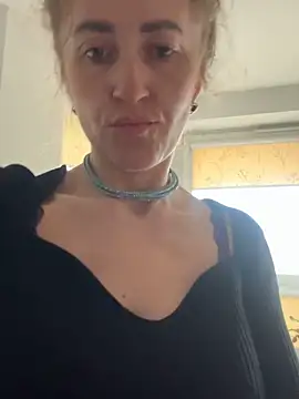 Snapshot of Avokadoo chatting on May 2026 08:11:01 AM Avokadoo online show from May 2026 08:11:01 AM