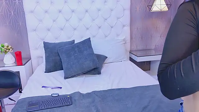 CarolineOlsen online show from June 2026 12:04:02 AM