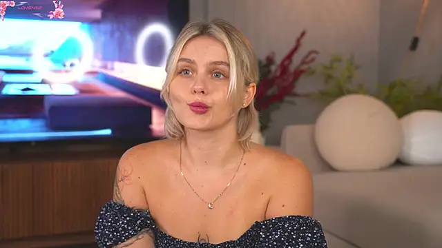 Snapshot of Lunea_Evienne_ chatting on May 2026 08:11:02 AM Lunea Evienne online show from May 2026 08:11:02 AM