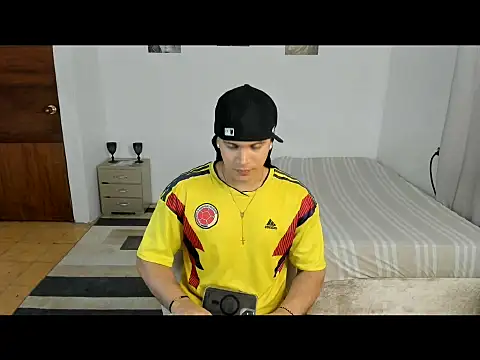 Snapshot of sant_wahlberg chatting on June 2026 11:44:01 PM sant wahlberg online show from June 2026 11:44:01 PM
