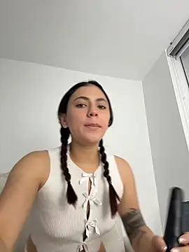 Snapshot of EmilyCxx chatting on June 2026 04:10:02 AM EmilyCxx online show from June 2026 04:10:02 AM