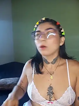 Snapshot of PequenaNena chatting on April 2026 02:23:02 PM PequenaNena online show from April 2026 02:23:02 PM