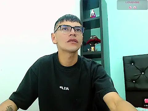 Snapshot of Alexx_bigcockk_ chatting on June 2026 01:21:01 PM Alexx bigcockk online show from June 2026 01:21:01 PM