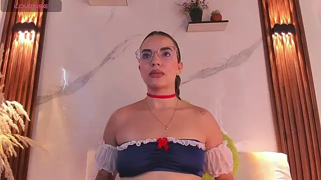 Snapshot of catalina_lafer chatting on May 2026 12:33:02 PM catalina lafer online show from May 2026 12:33:02 PM
