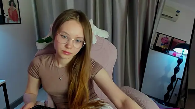 FloraLarsson online show from May 2026 03:50:02 PM