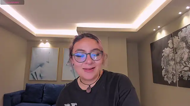 Snapshot of LoiseHarper chatting on May 2026 11:21:02 PM LoiseHarper online show from May 2026 11:21:02 PM