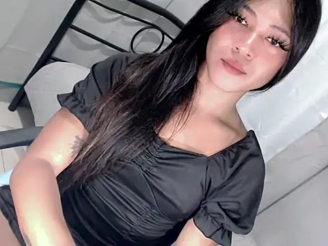 Snapshot of Ladymikaela chatting on May 2026 04:18:01 AM Ladymikaela online show from May 2026 04:18:01 AM