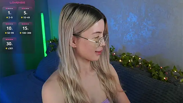 Snapshot of LindaThackerr chatting on June 2026 05:57:01 AM LindaThackerr online show from June 2026 05:57:01 AM