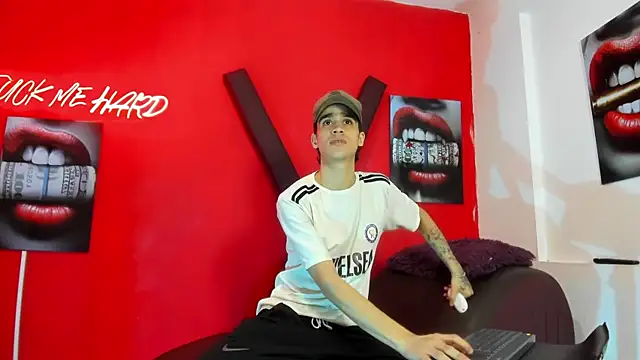Snapshot of TWINKS_BOYSX chatting on June 2026 01:17:02 AM TWINKS BOYSX online show from June 2026 01:17:02 AM