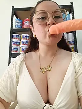 Snapshot of VANESSA__28 chatting on May 2026 02:01:01 PM VANESSA 28 online show from May 2026 02:01:01 PM