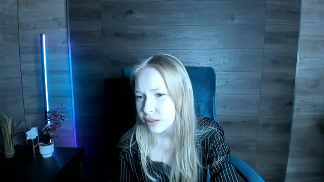 LovvieLov online show from May 2026 04:48:02 PM