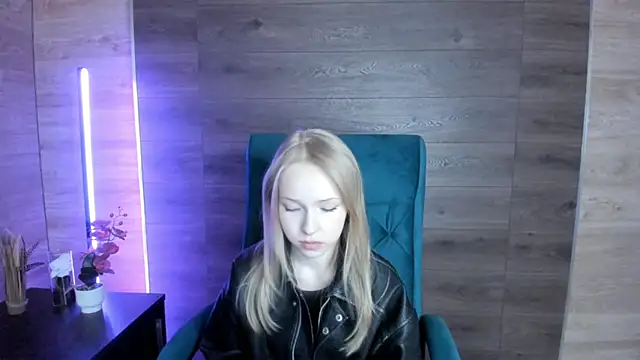 LovvieLov online show from May 2026 09:03:01 AM