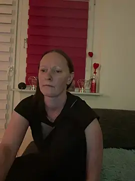 LindaLee90 online show from June 2026 08:24:01 PM