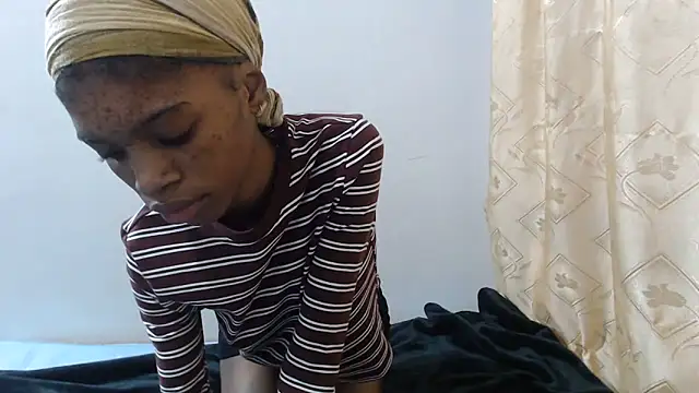 Snapshot of PetiteBarbie_05 chatting on June 2026 06:35:01 AM PetiteBarbie 05 online show from June 2026 06:35:01 AM