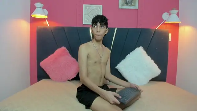 Snapshot of ero_boy40 chatting on June 2026 04:07:02 AM ero boy40 online show from June 2026 04:07:02 AM