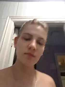 mooniekiss online show from May 2026 07:09:02 PM
