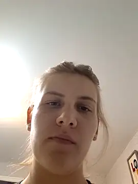 mooniekiss online show from May 2026 07:32:02 PM