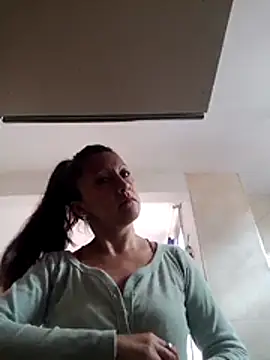 Snapshot of Vely_ chatting on May 2026 07:31:01 PM Vely online show from May 2026 07:31:01 PM