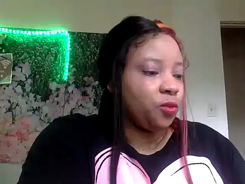 Snapshot of Fetiishjoiqueen chatting on June 2026 06:20:02 PM Fetiishjoiqueen online show from June 2026 06:20:02 PM