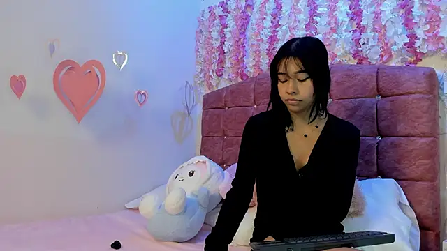Snapshot of Naomy_Bloom chatting on May 2026 07:22:01 PM Naomy Bloom online show from May 2026 07:22:01 PM