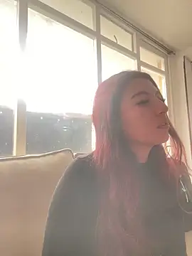 Snapshot of EveRave_Pink chatting on May 2026 08:21:02 PM EveRave Pink online show from May 2026 08:21:02 PM