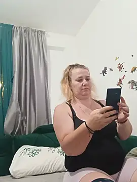 Snapshot of JuliaBestX chatting on June 2026 09:52:01 PM JuliaBestX online show from June 2026 09:52:01 PM
