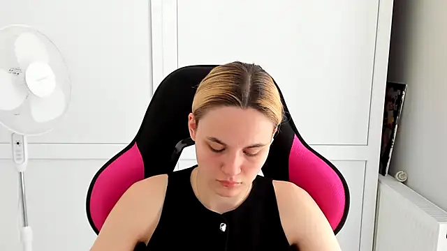 Snapshot of Emma_starrs_ chatting on May 2026 10:10:01 AM Emma starrs online show from May 2026 10:10:01 AM