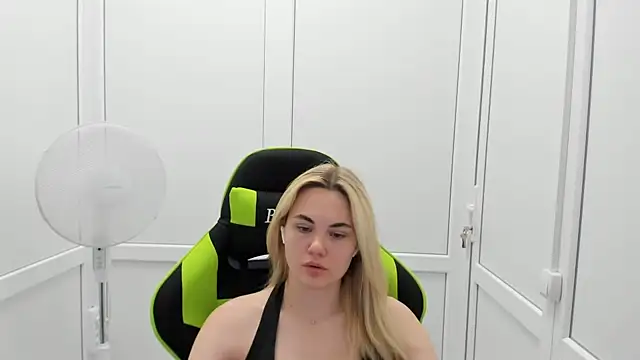 Snapshot of Emma_starrs_ chatting on June 2026 10:15:01 AM Emma starrs online show from June 2026 10:15:01 AM