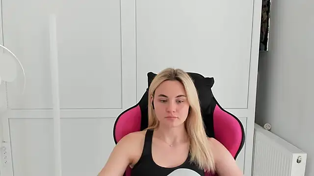 Snapshot of Emma_starrs_ chatting on July 2026 04:42:02 PM Emma starrs online show from July 2026 04:42:02 PM