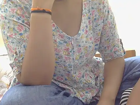 Snapshot of SUZZY_LONDON chatting on May 2026 03:19:02 PM SUZZY LONDON online show from May 2026 03:19:02 PM
