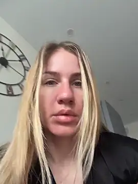 Snapshot of AnnaMist_ chatting on May 2026 04:18:01 AM AnnaMist online show from May 2026 04:18:01 AM