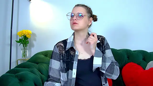 Snapshot of AlexaAvery chatting on June 2026 06:40:01 AM AlexaAvery online show from June 2026 06:40:01 AM