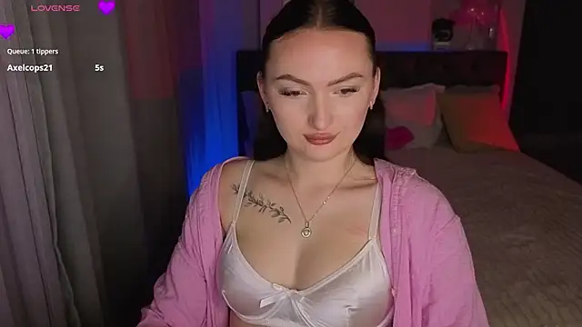 Snapshot of MizLouLou chatting on May 2026 10:19:01 PM MizLouLou online show from May 2026 10:19:01 PM