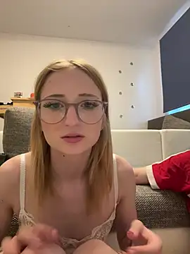 Snapshot of LauraundSteve_ chatting on May 2026 06:09:01 PM LauraundSteve online show from May 2026 06:09:01 PM