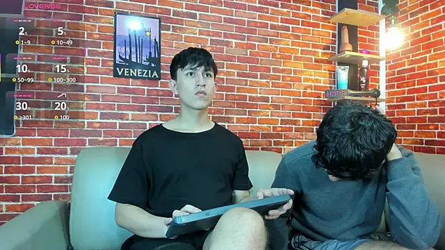 Hoot boyss  online show from May 2026 08:04:02 PM