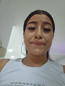 Snapshot of Luisa_Madrid chatting on May 2026 06:09:01 PM Luisa Madrid online show from May 2026 06:09:01 PM