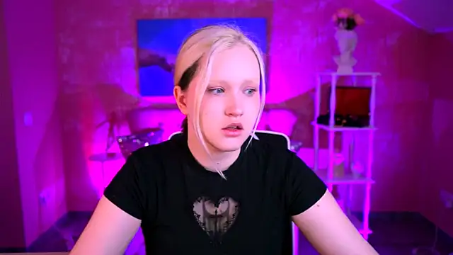 Snapshot of ViolettWoods chatting on June 2026 06:12:02 AM ViolettWoods online show from June 2026 06:12:02 AM