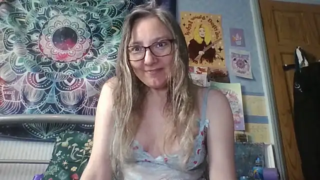 Snapshot of Izzylove47 chatting on May 2026 08:10:01 AM Izzylove47 online show from May 2026 08:10:01 AM