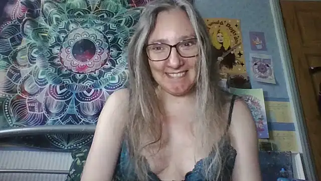 Snapshot of Izzylove47 chatting on May 2026 01:06:01 PM Izzylove47 online show from May 2026 01:06:01 PM