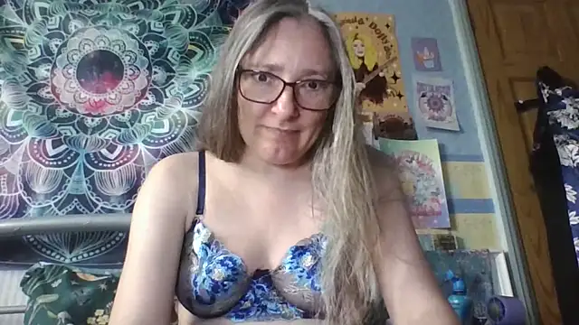 Snapshot of Izzylove47 chatting on May 2026 12:12:02 PM Izzylove47 online show from May 2026 12:12:02 PM