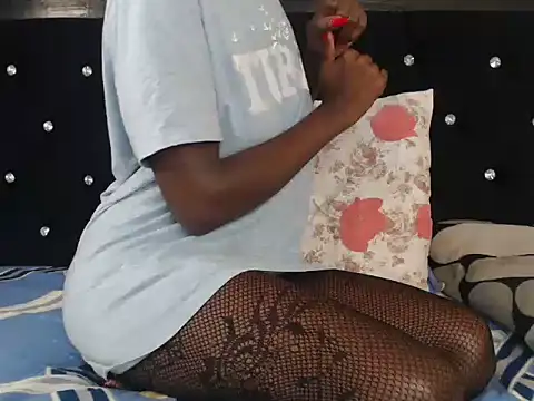 Snapshot of Queen_bee25 chatting on May 2026 05:51:01 PM Queen bee25 online show from May 2026 05:51:01 PM