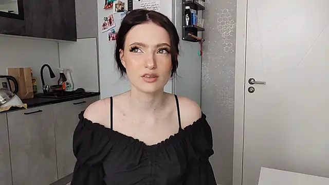 Snapshot of PotatoesHoney chatting on May 2026 07:03:01 AM PotatoesHoney online show from May 2026 07:03:01 AM