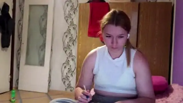 Snapshot of RaeannRoewe chatting on May 2026 06:38:02 PM RaeannRoewe online show from May 2026 06:38:02 PM