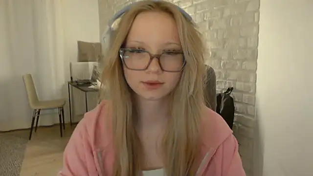 Snapshot of AmandaFix chatting on May 2026 07:40:02 PM AmandaFix online show from May 2026 07:40:02 PM