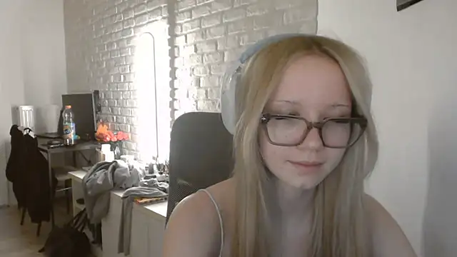 Snapshot of AmandaFix chatting on May 2026 07:44:01 PM AmandaFix online show from May 2026 07:44:01 PM