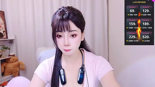 Snapshot of August_cat chatting on May 2026 09:34:02 PM August cat online show from May 2026 09:34:02 PM