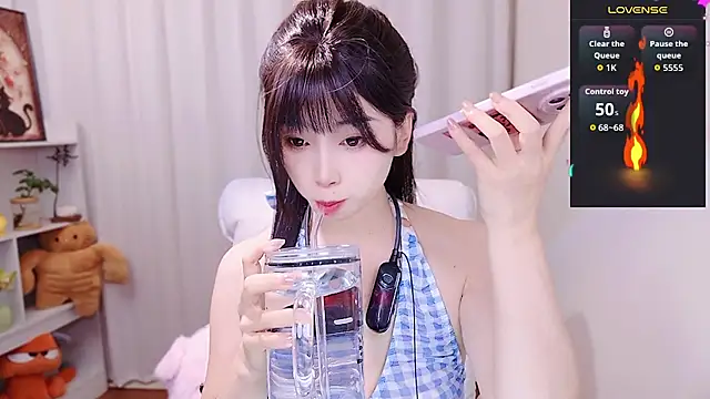 Snapshot of August_cat chatting on May 2026 09:27:01 PM August cat online show from May 2026 09:27:01 PM