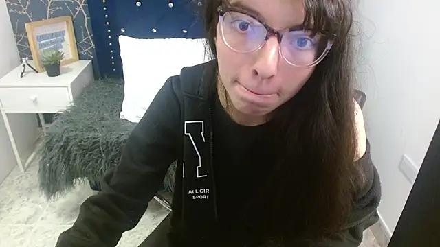 Snapshot of Allyshon_ chatting on May 2026 07:53:02 PM Allyshon online show from May 2026 07:53:02 PM